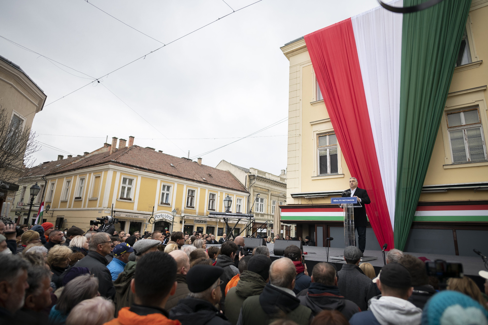 Orbán Viktor: „Nekünk ilyen nehezített pályán, ilyen akadályok között is nyernünk kell”