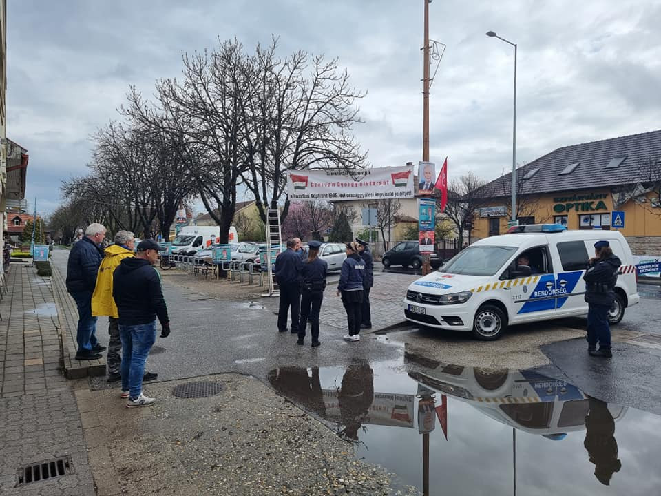 Rendőrök vonultak ki ahhoz a molinóhoz, amely a nagykátai piac kijáratához lett kihelyezve. (Fotó: Ébredj Káta! Facebook-oldala)