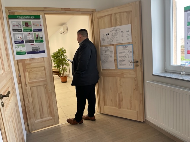 A Lungo Drom helyi képviselője mutogatta a vele érkezett választóknak, hogy hol van a Fidesz a szavazólapon