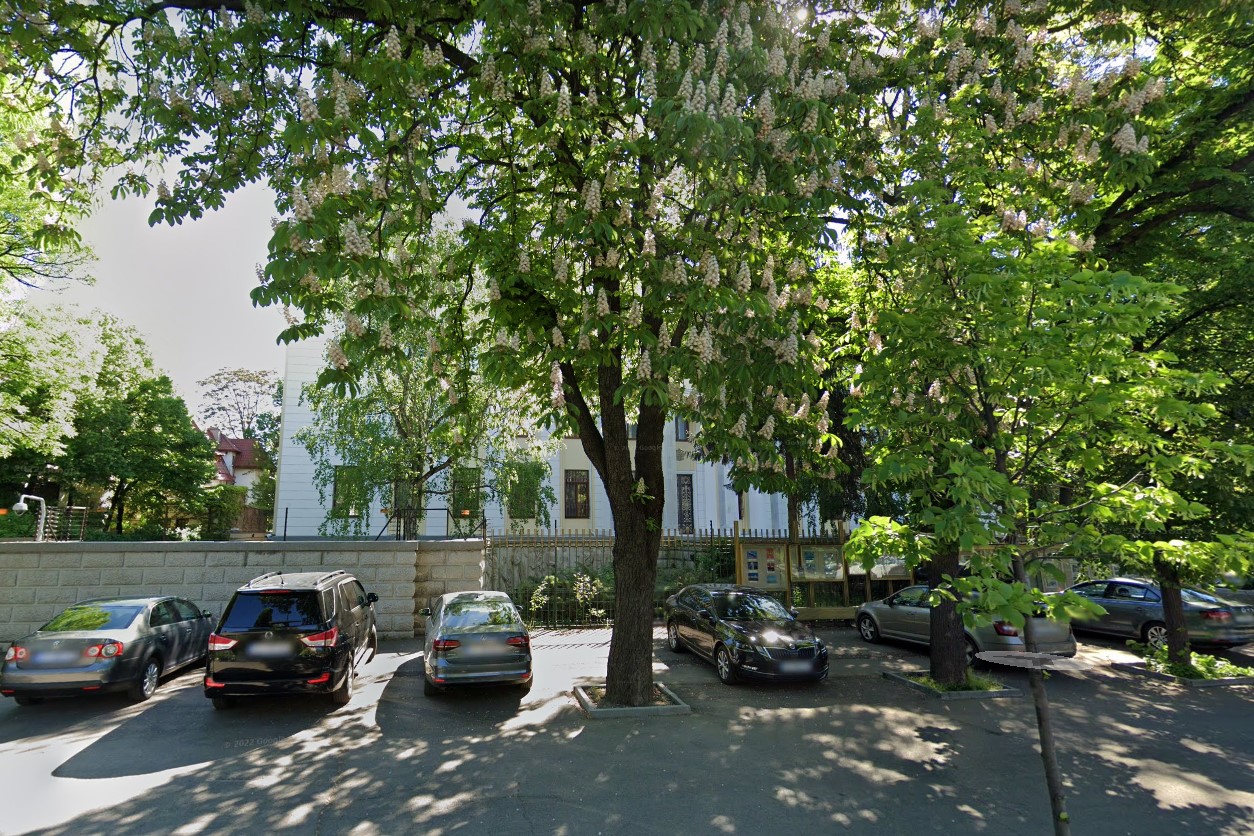 Egy autós belehajtott az orosz nagykövetség kerítésébe Bukarestben