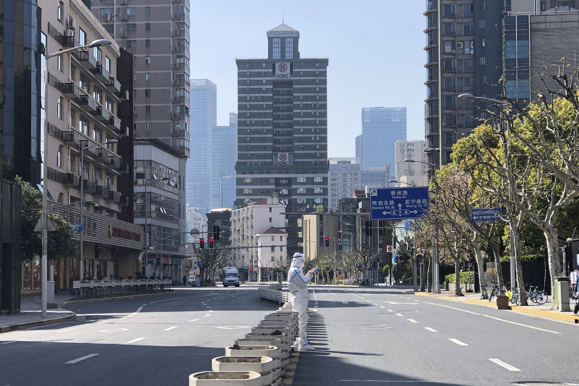 Sanghajban egyre inkább durvul a helyzet az omikron okozta lezárások miatt