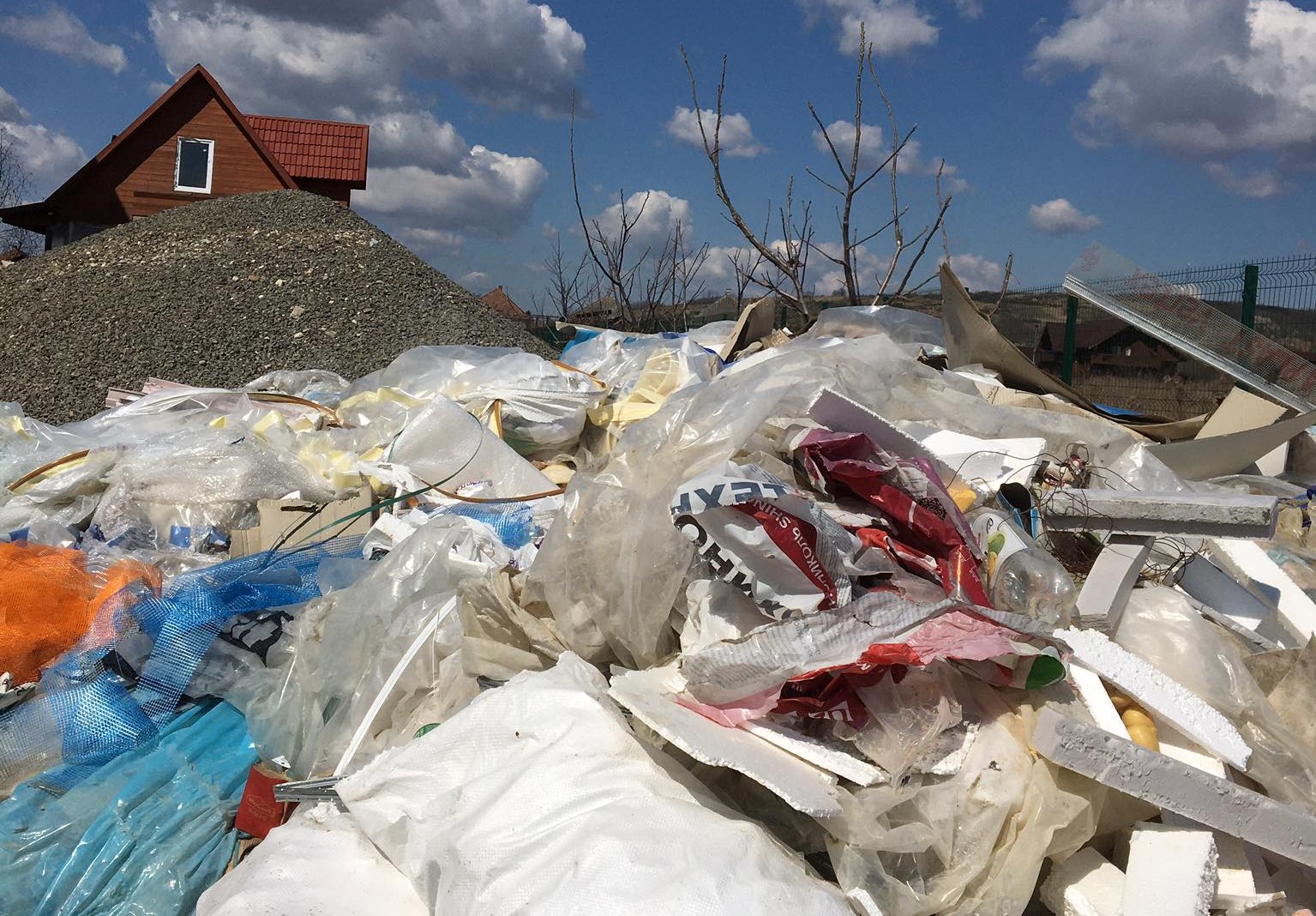 Elárasztja Kárpátalját a hulladék a háború miatt, a Tiszában köthet ki