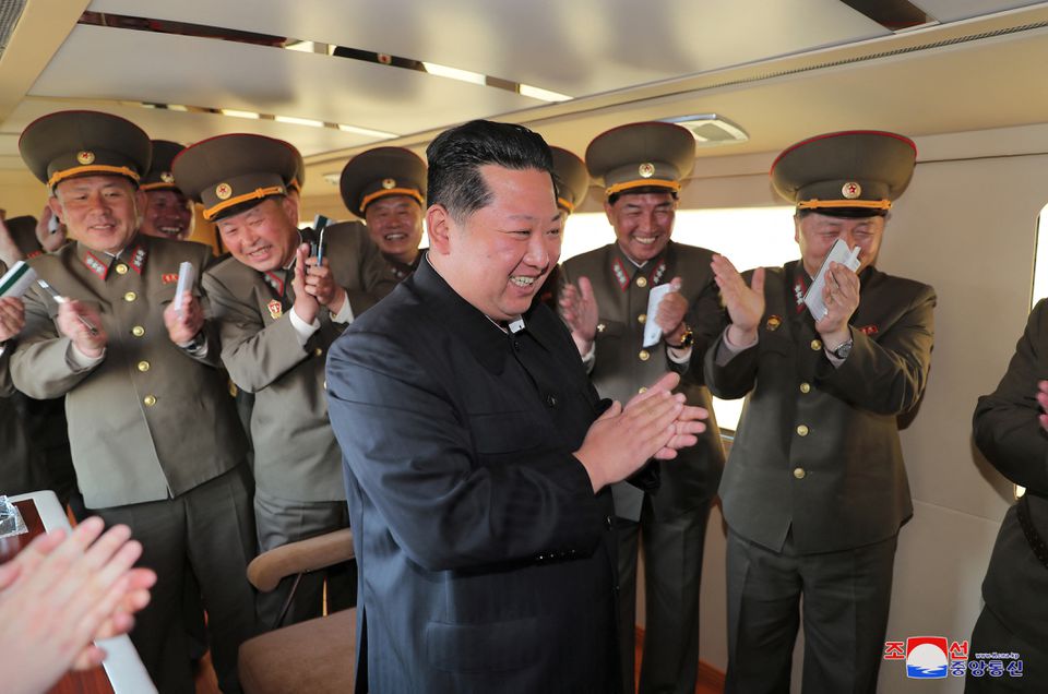 Kim Dzsong Un megtekintette két észak-koreai rakéta kilövését a Japán-tengerre