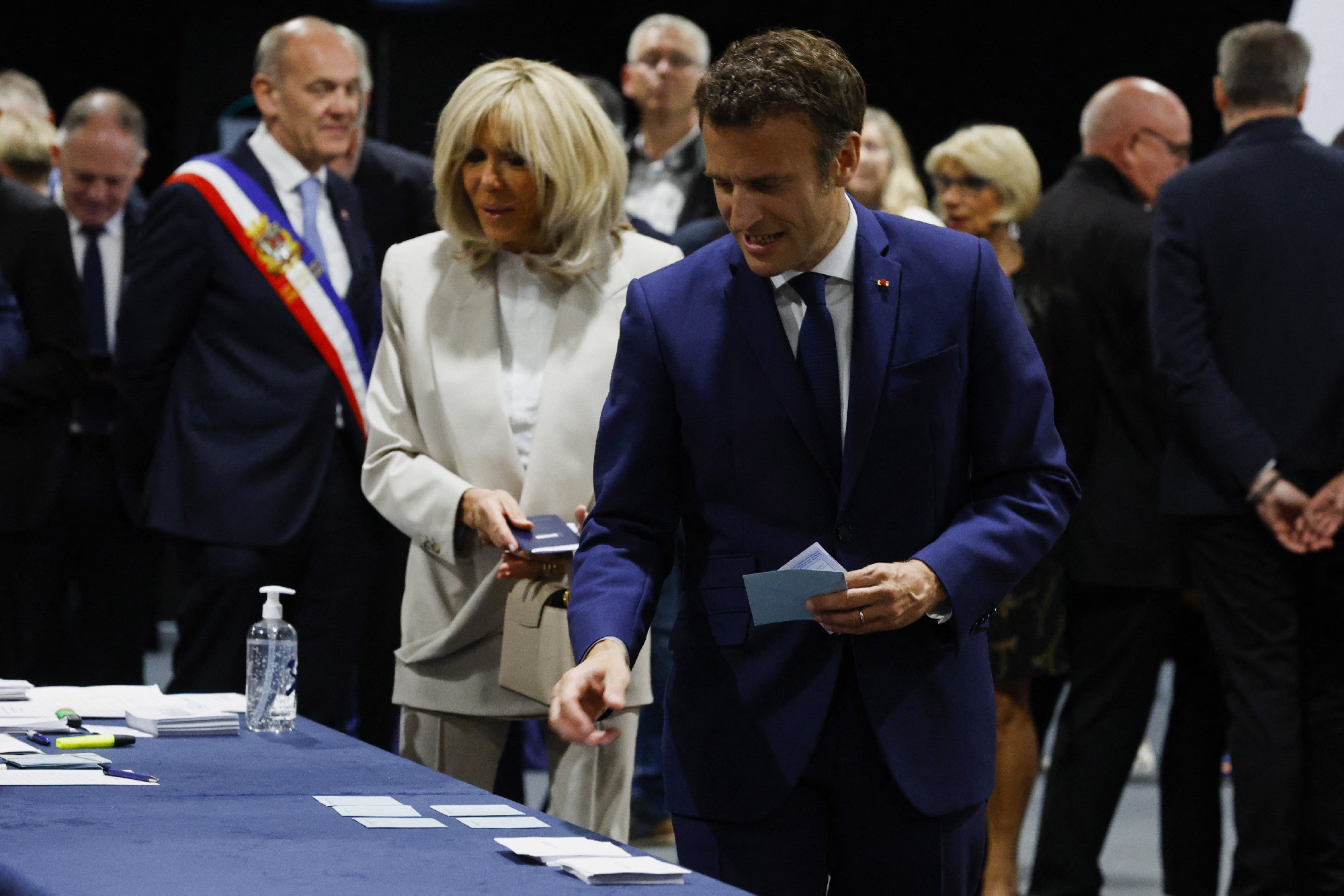 Macron meggyőző fölénnyel nyeri az elnökválasztást Le Pennel szemben