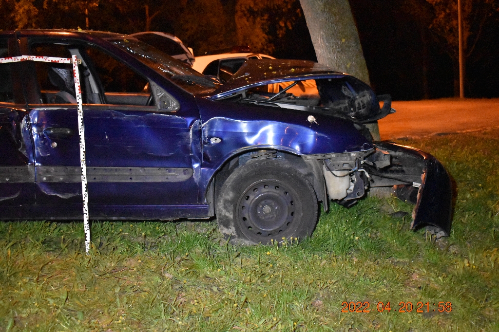 Beviszkizve csapódott fának a kocsival egy 16 éves lány