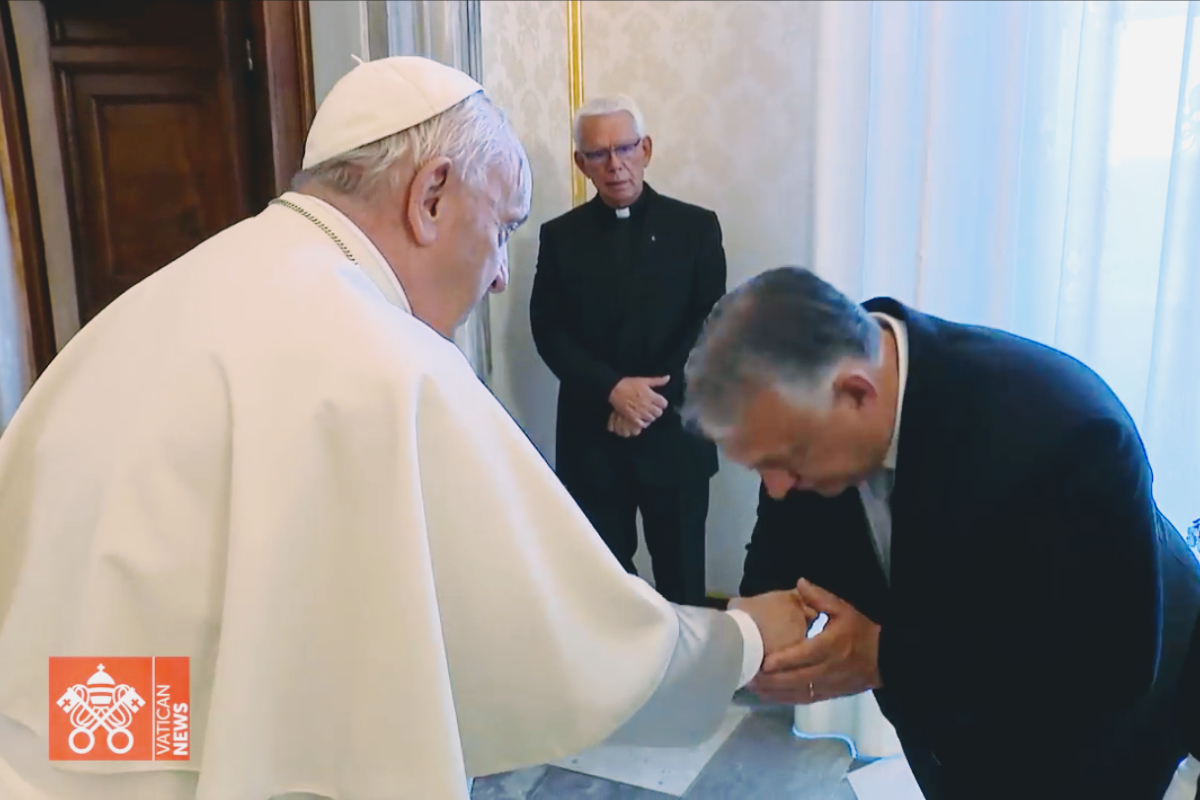 Orbán Viktor Ferenc pápánál: felcsúti elefánt a vatikáni porcelánboltban
