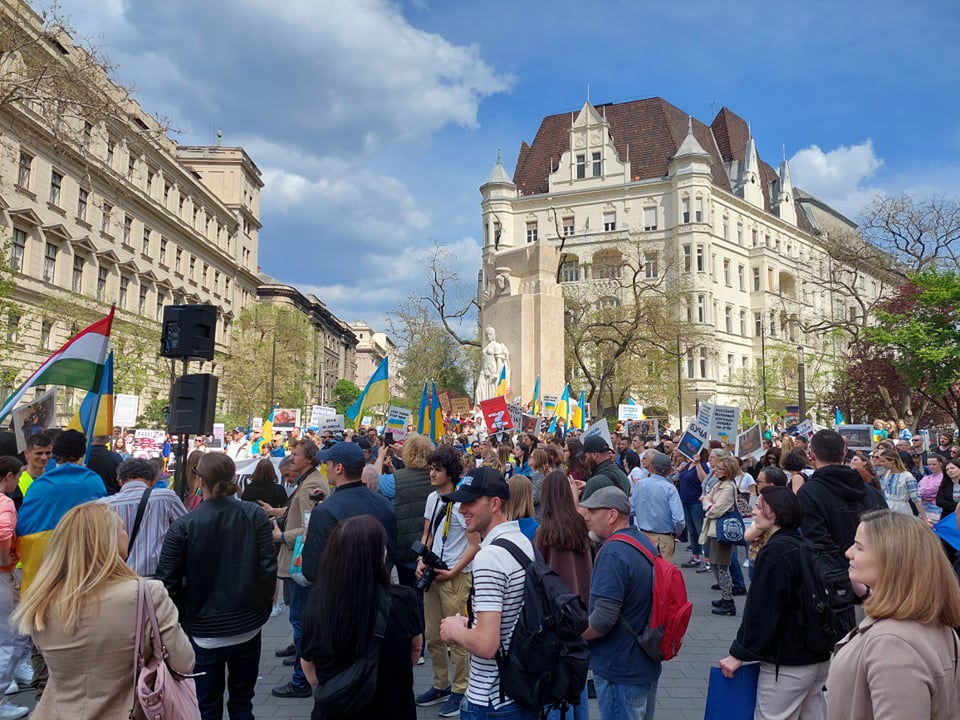 Száz-százötven ember tüntetett Oroszország mellett Budapesten; kétszer ennyien az ukránok mellett