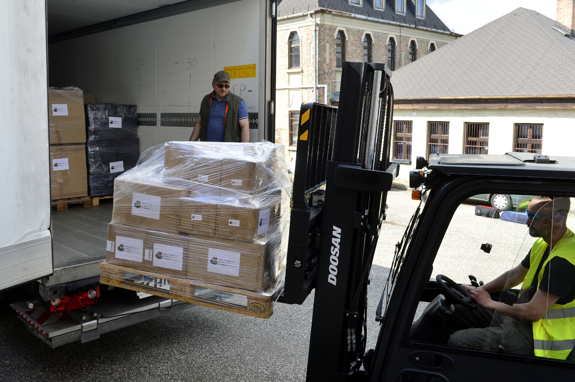 Megérkezett az orvosi felszerelést tartalmazó magyar segélyszállítmány Kárpátaljára