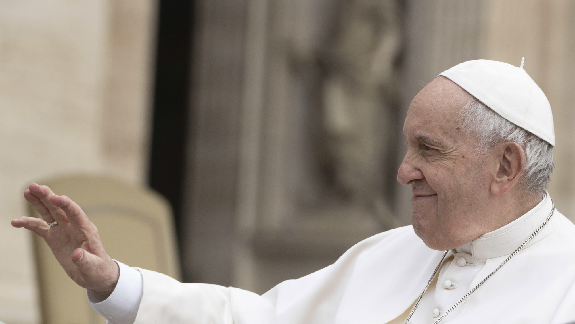 Kerekesszéken érkezett egy találkozóra Ferenc pápa