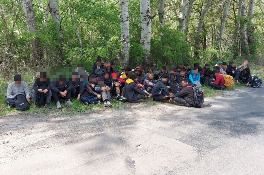 Több mint hetven migránst vittek vissza a kerítéshez a rendőrök
