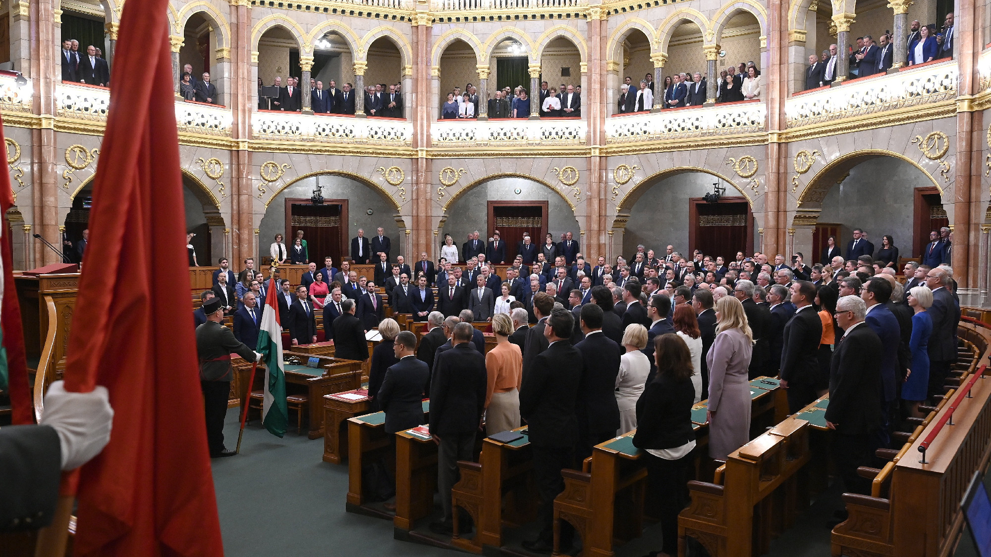 Átírják az Alaptörvényt és esküt tesznek Orbán miniszterei