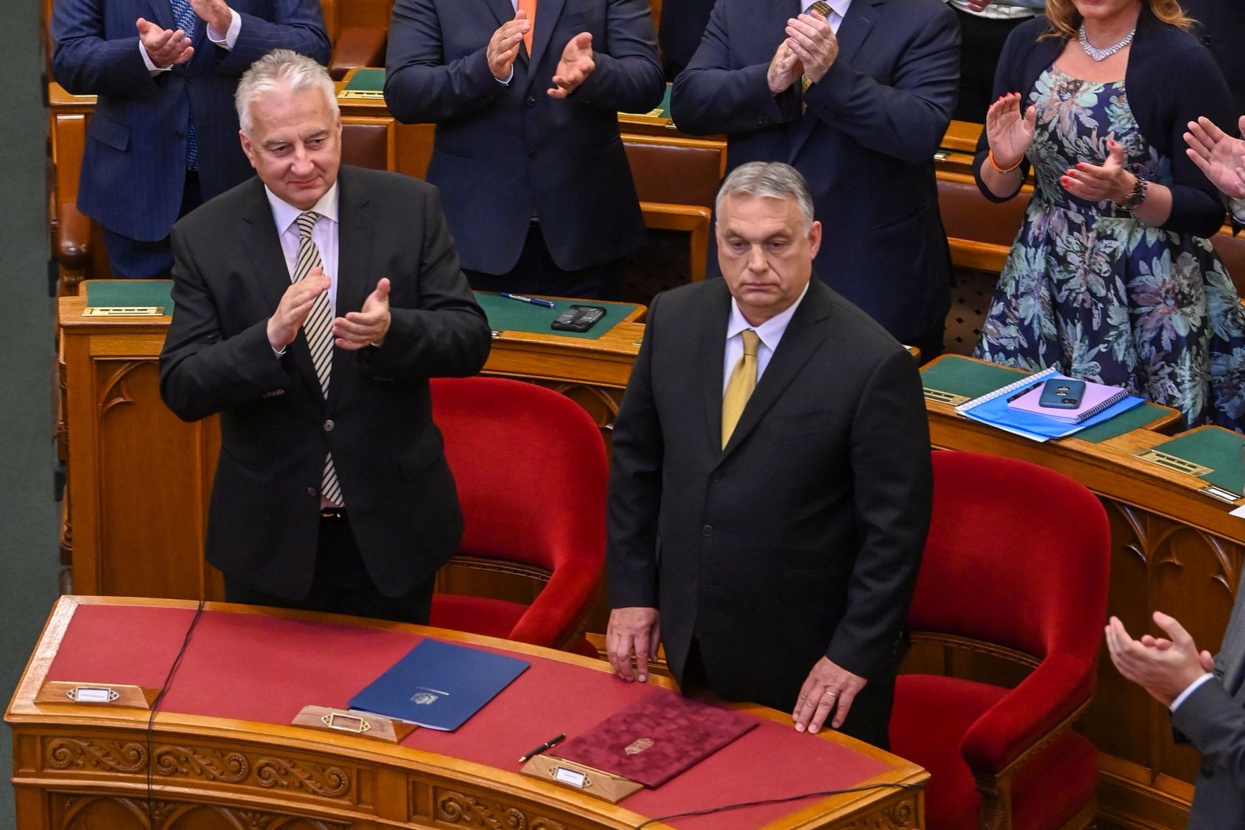 Orbán Viktor miniszterelnöki fizetésének megduplázásáról is szavaznak kedden