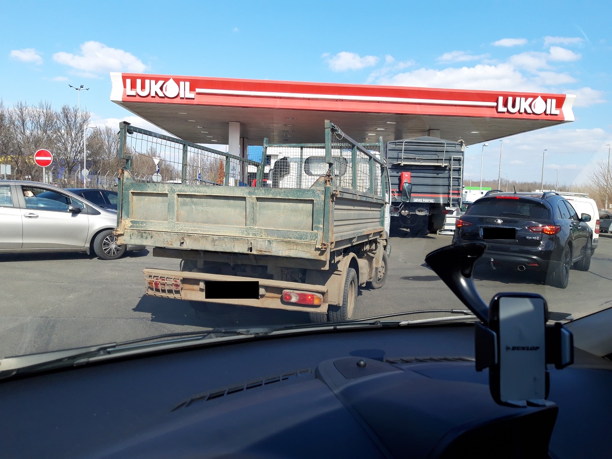 Megindult a külföldi autók rohama az akciós magyar üzemanyagért