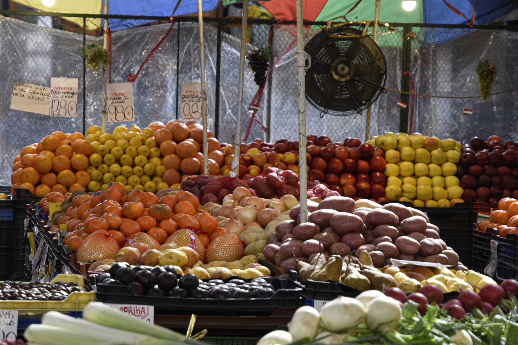 Nem csak hogy rosszabb minőségű élelmiszereket vásárolnak a magyarok, de kevesebbet is
