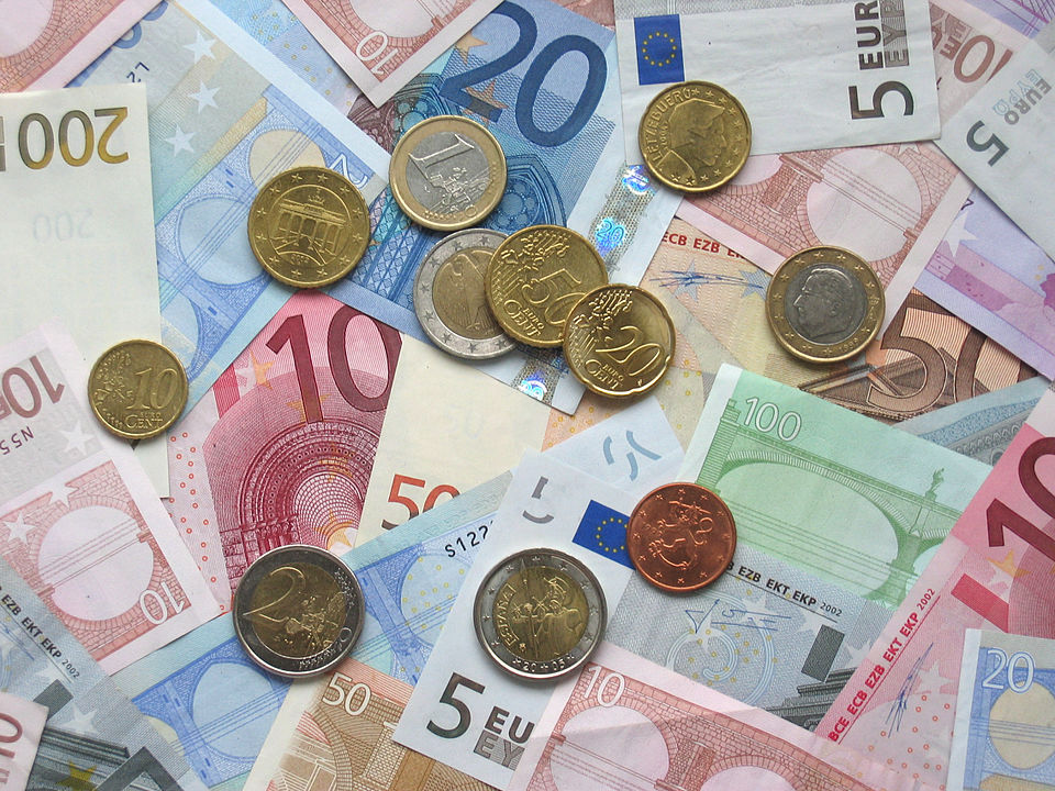 Közel 386 forint egy euró péntek reggel