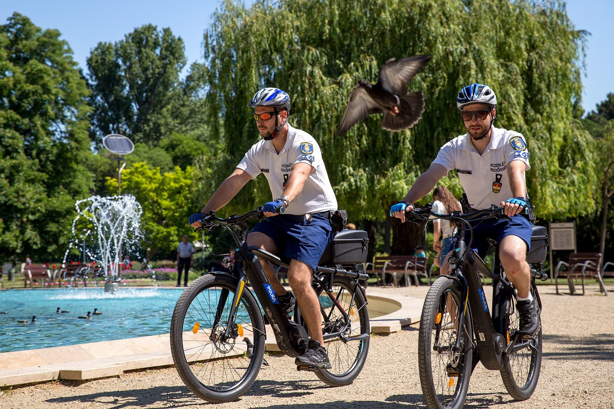 A Készenléti Rendőrség munkatársai elektromos kerékpáron (Forrás: police.hu)