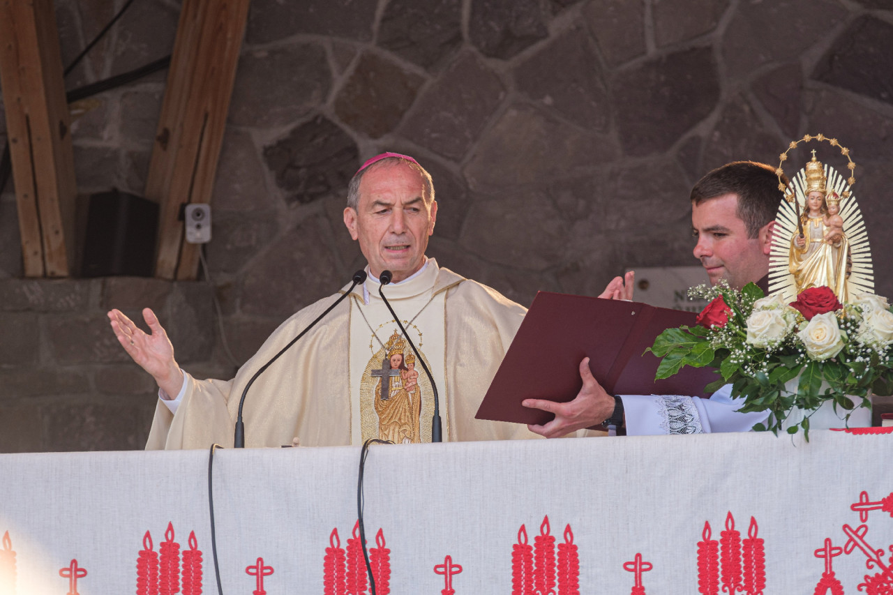 Udvardy György veszprémi érsek, ünnepi szónok a csíksomlyói búcsú szentmiséjén a Kis- és Nagysomlyó-hegy közötti hegynyeregben Csíksomlyón 2022. június 4-én (Fotó: MTI/Veres Nándor)