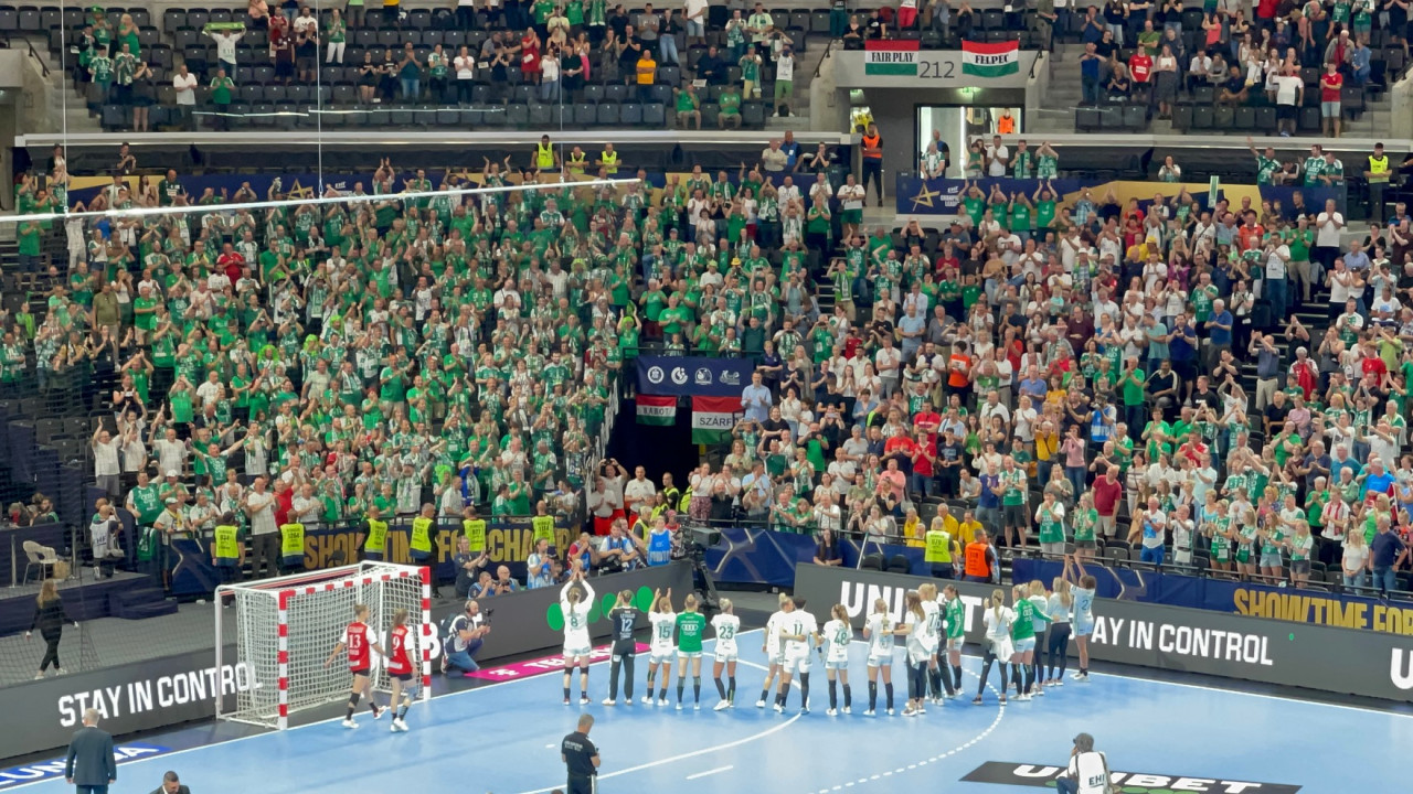 Ünnepelnek a magyarok, miután a női kézilabda Bajnokok Ligája elődöntőjében győzött a Győri Audi ETO KC  a Team Esbjerg ellen a budapesti MVM Dome-ban 2022. június 4-én. (Fotó: Lukács Csaba)