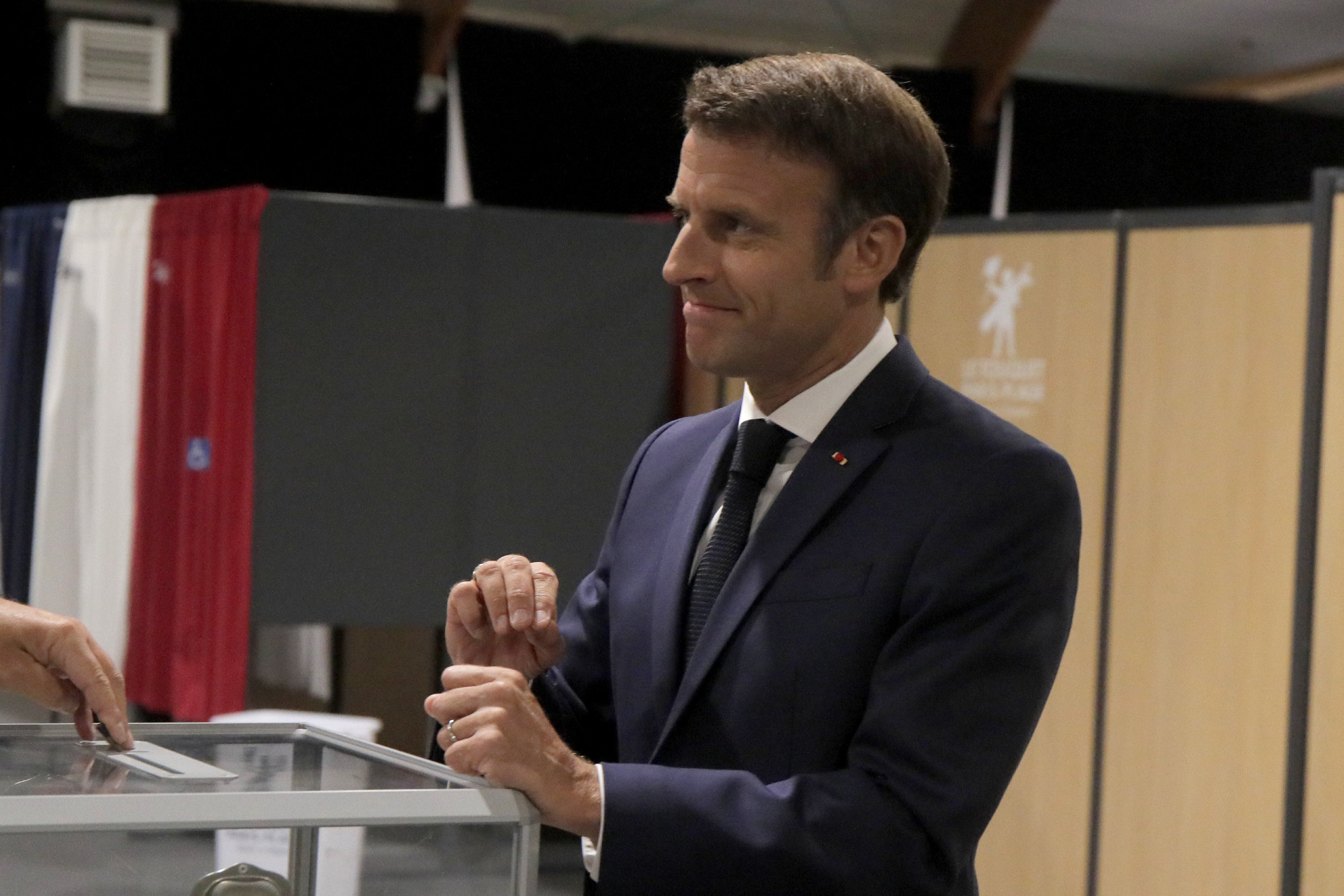 Emmanuel Macron: Oroszországnak veszítenie kell, de nem cél, hogy teljesen tönkretegyék