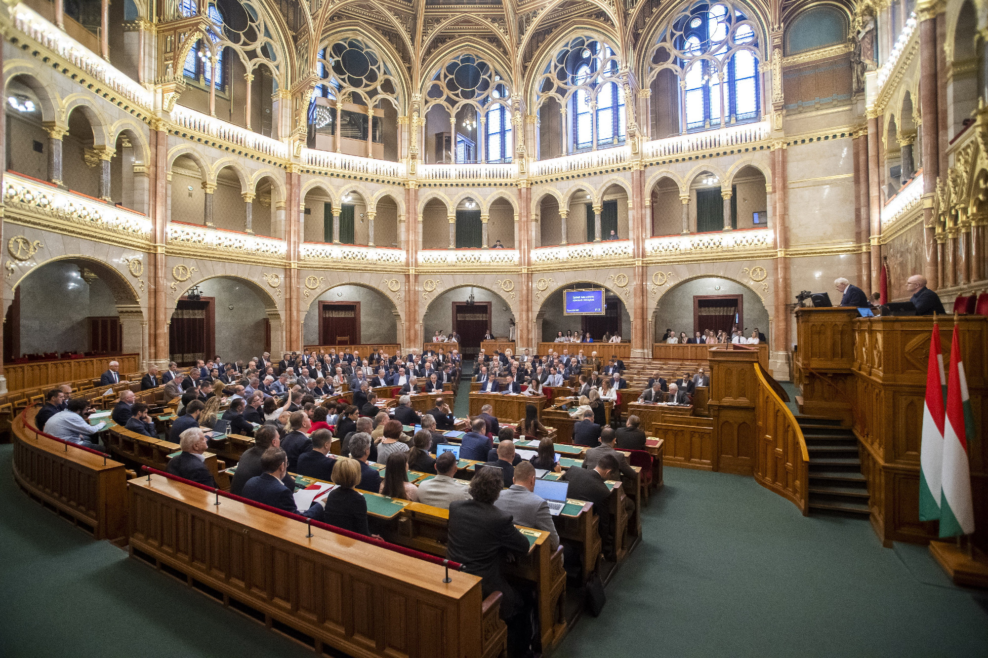 Rendőri leszerelések és globális minimumadó a fókuszban a parlamentben