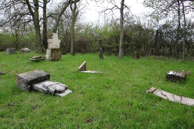 13 éves fiúk rongáltak sírokat a budakeszi zsidó temetőben