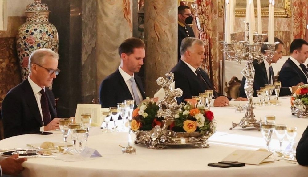 Orbánt a luxemburgi meleg miniszterelnök férje mellé ültették a madridi díszvacsorán