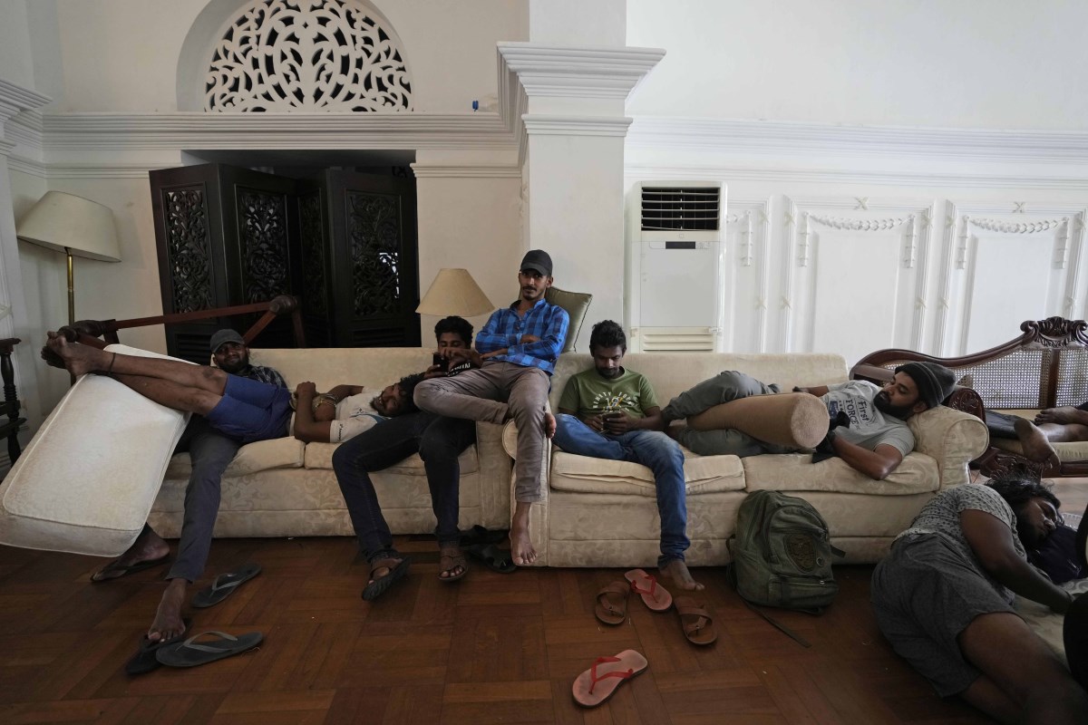 Addig maradnak a Srí Lanka-i tüntetők az elnöki palotában, amíg az államfő nem távozik posztjáról