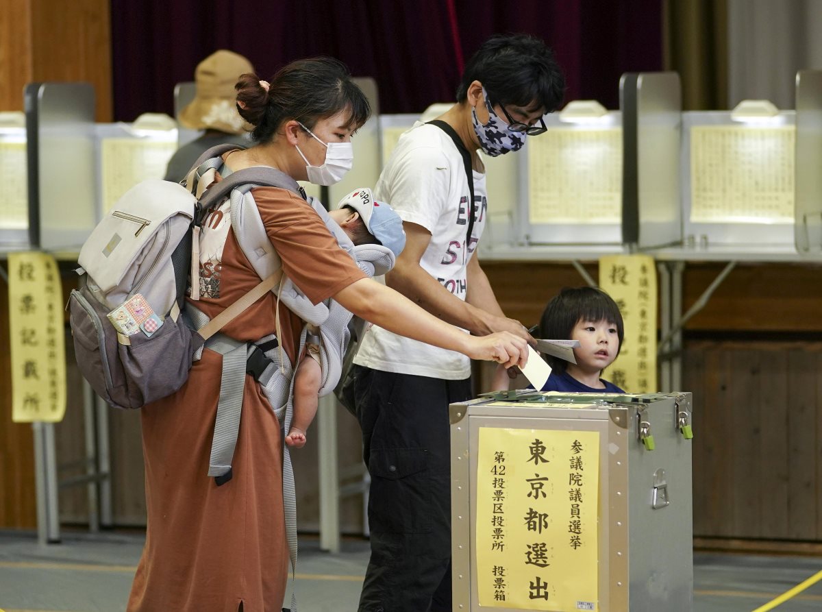 Jól szerepelt az időközi választáson merényletben elhunyt volt japán kormányfő pártja