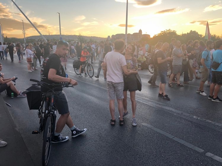 Lezárták az Erzsébet hidat a kutyapárti tüntetők, kádári népszavazást kezdeményeznek