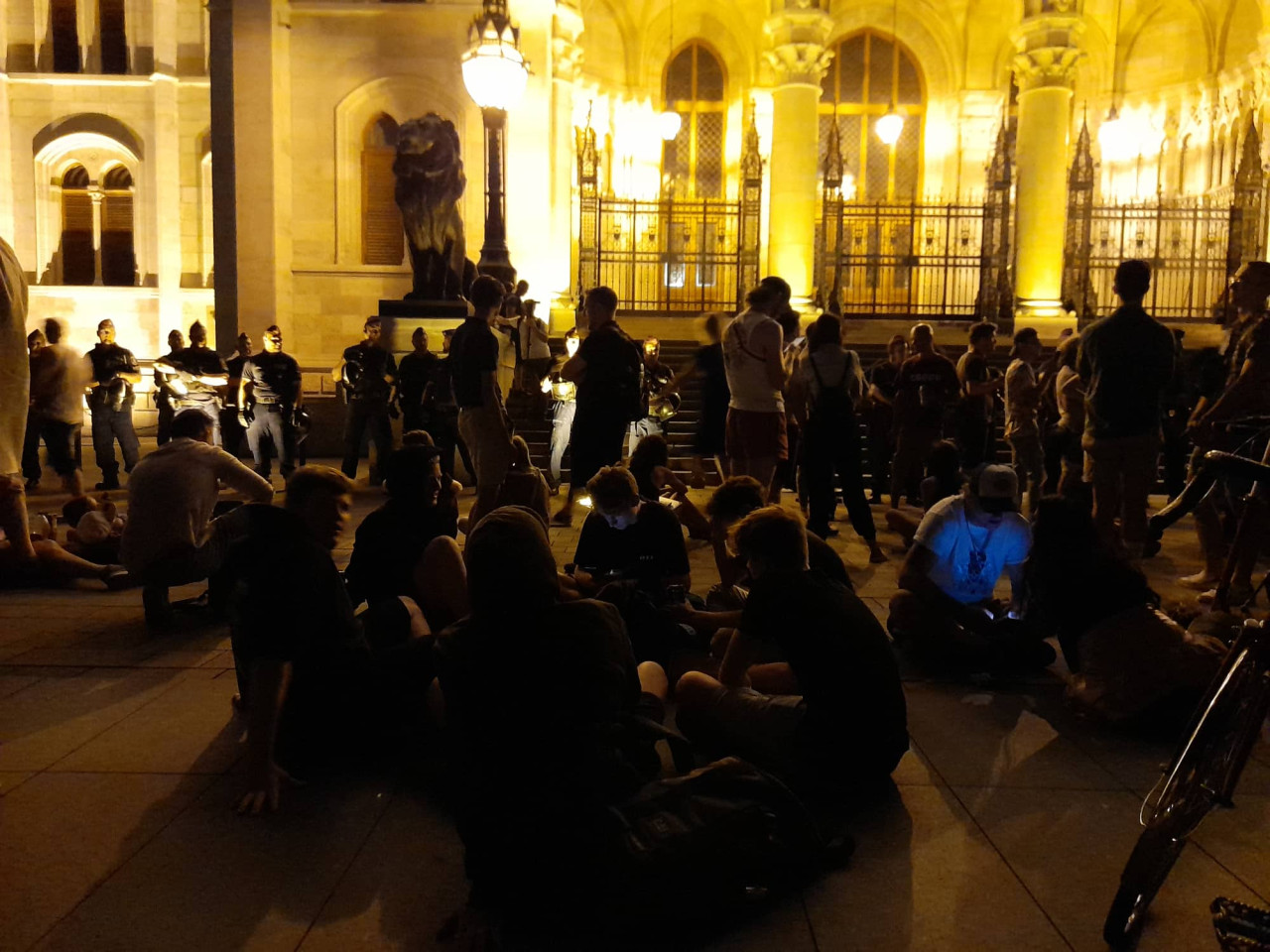 Tüntetők ülnek a Kossuth téren július 16-án, kicsivel éjfél előtt (Fotó: Makrai Sonja)