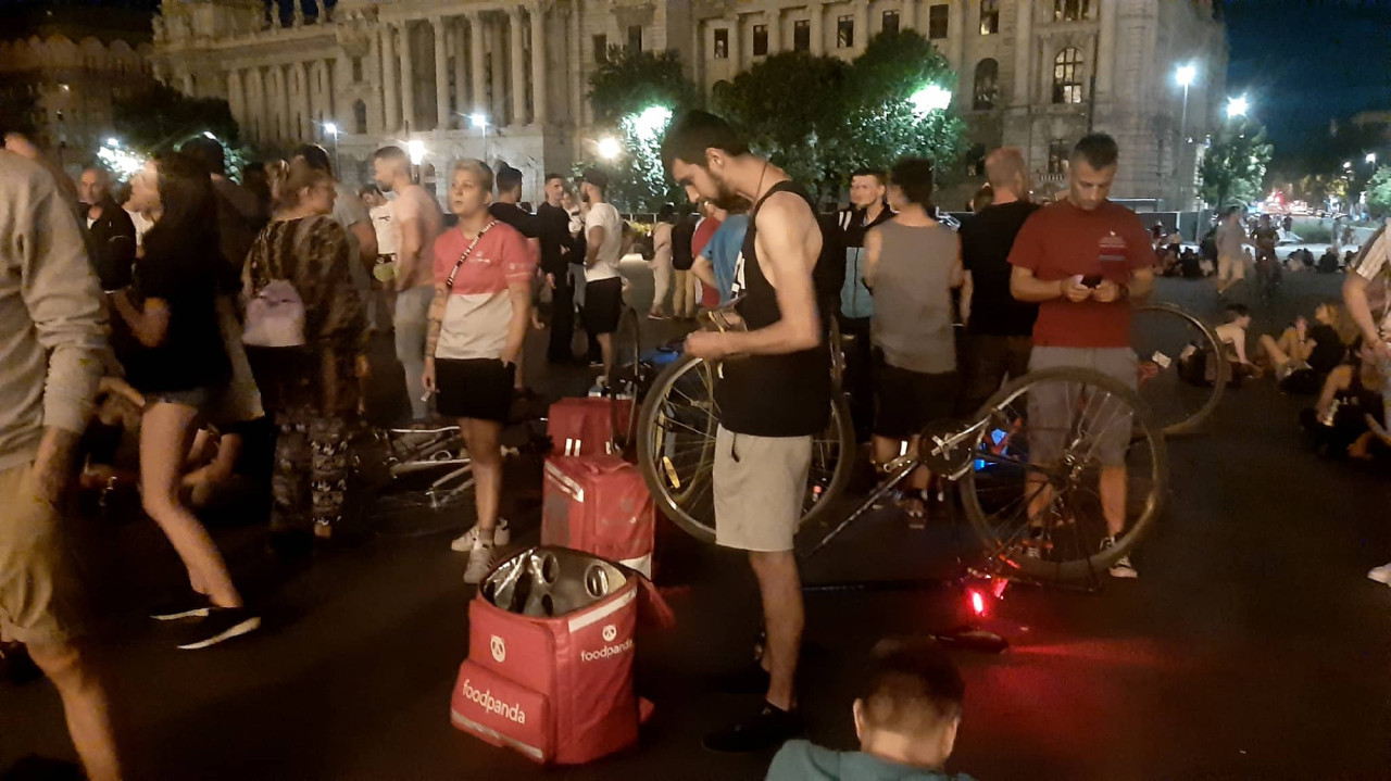 Futárok a Kossuth téren július 16-án, éjfél előtt (Fotó: Albert Enikő)