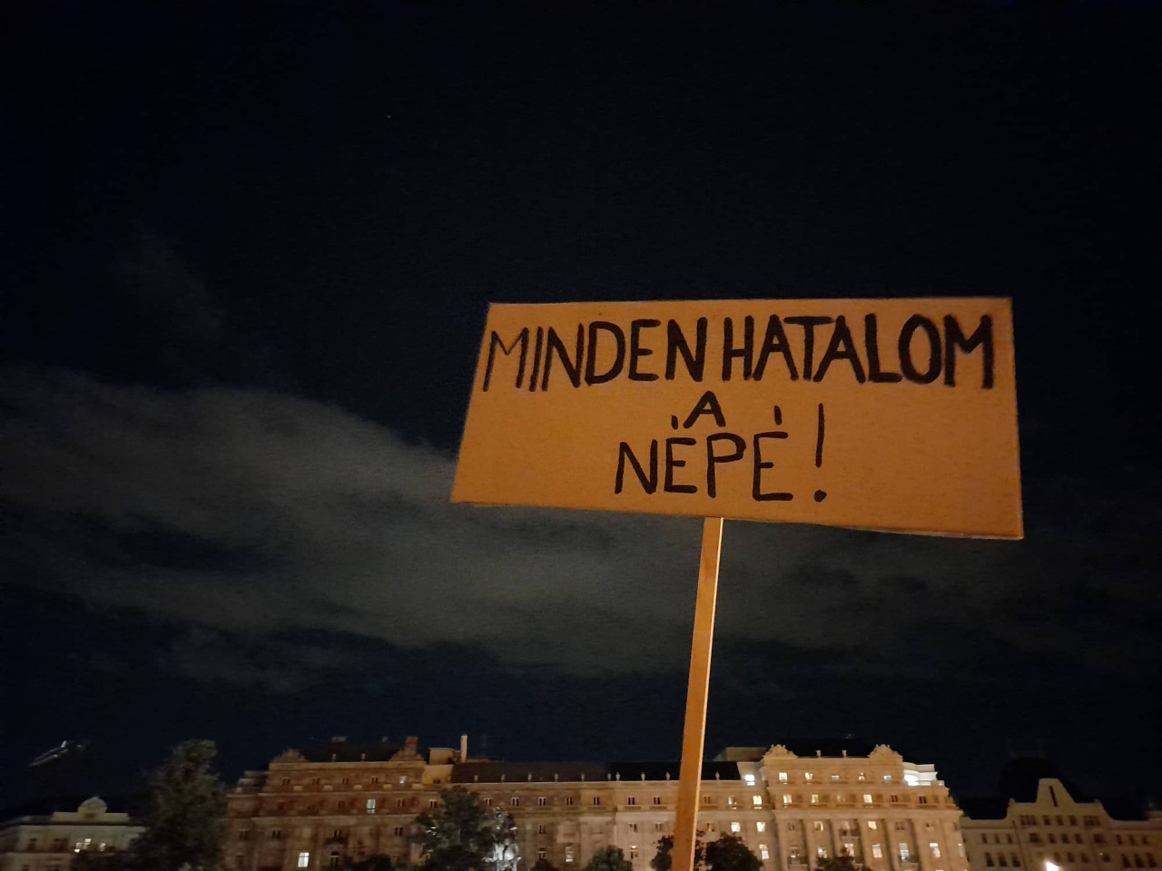 Tábla a Kossuth téren tüntetőknél, július 16-án éjjel (Fotó: Makrai Sonja)