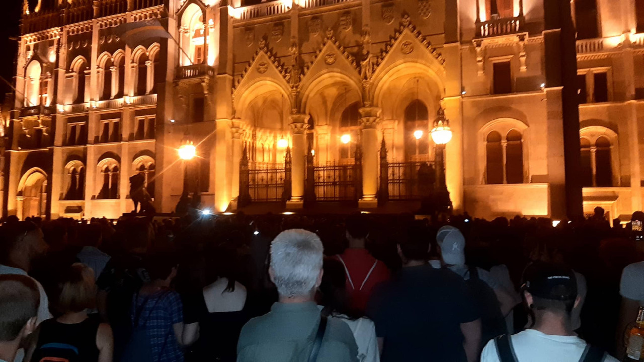 Tüntetők a Kossuth téren július 16-án éjjel (Fotó: Albert Enikő)