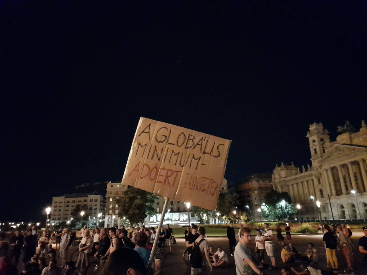 Egy tábla a Kossuth téren, július 16-án éjjel (Fotó: Makrai Sonja)