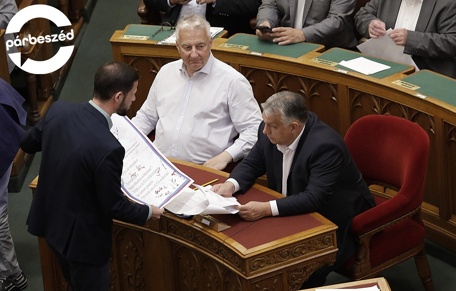 Orbán Viktor nem vette át a tüntetők petícióját a parlamentben