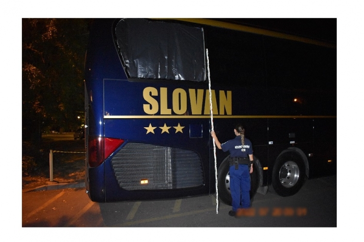 Eldőlt, milyen büntetést kap a Slovan Bratislava buszának megrongálója