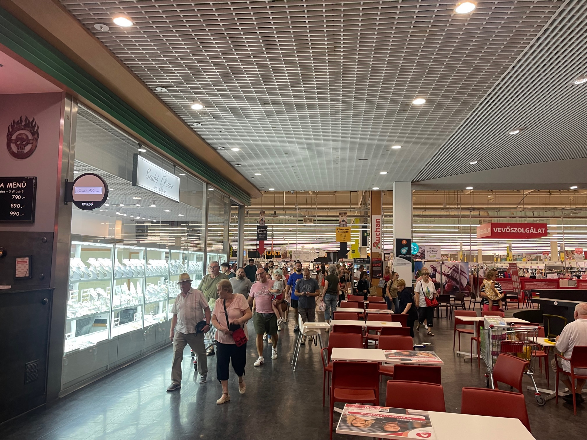 Kiürítették a fóti Auchan áruházat