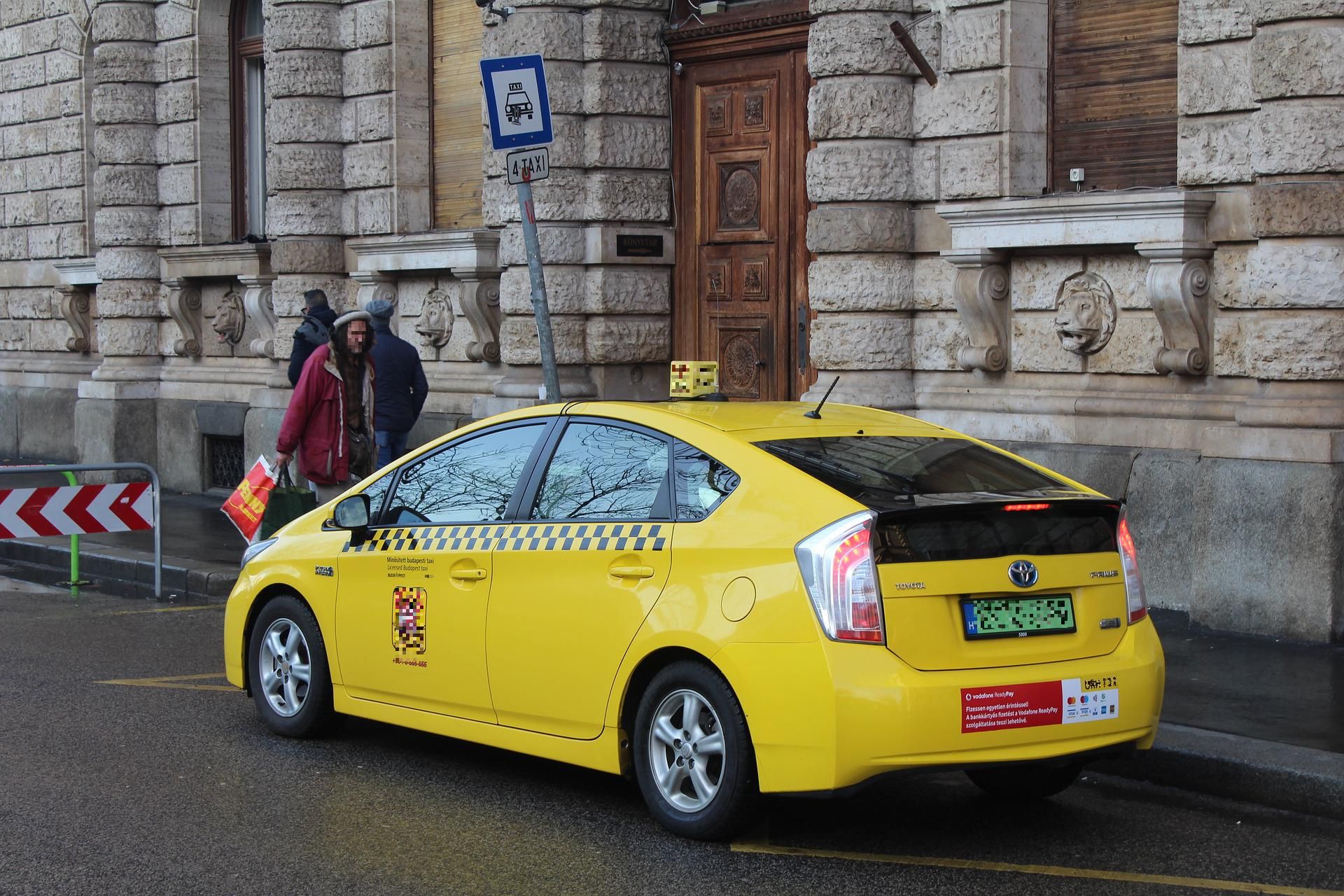 Tíz százalékkal emelkednek a budapesti taxis tarifák