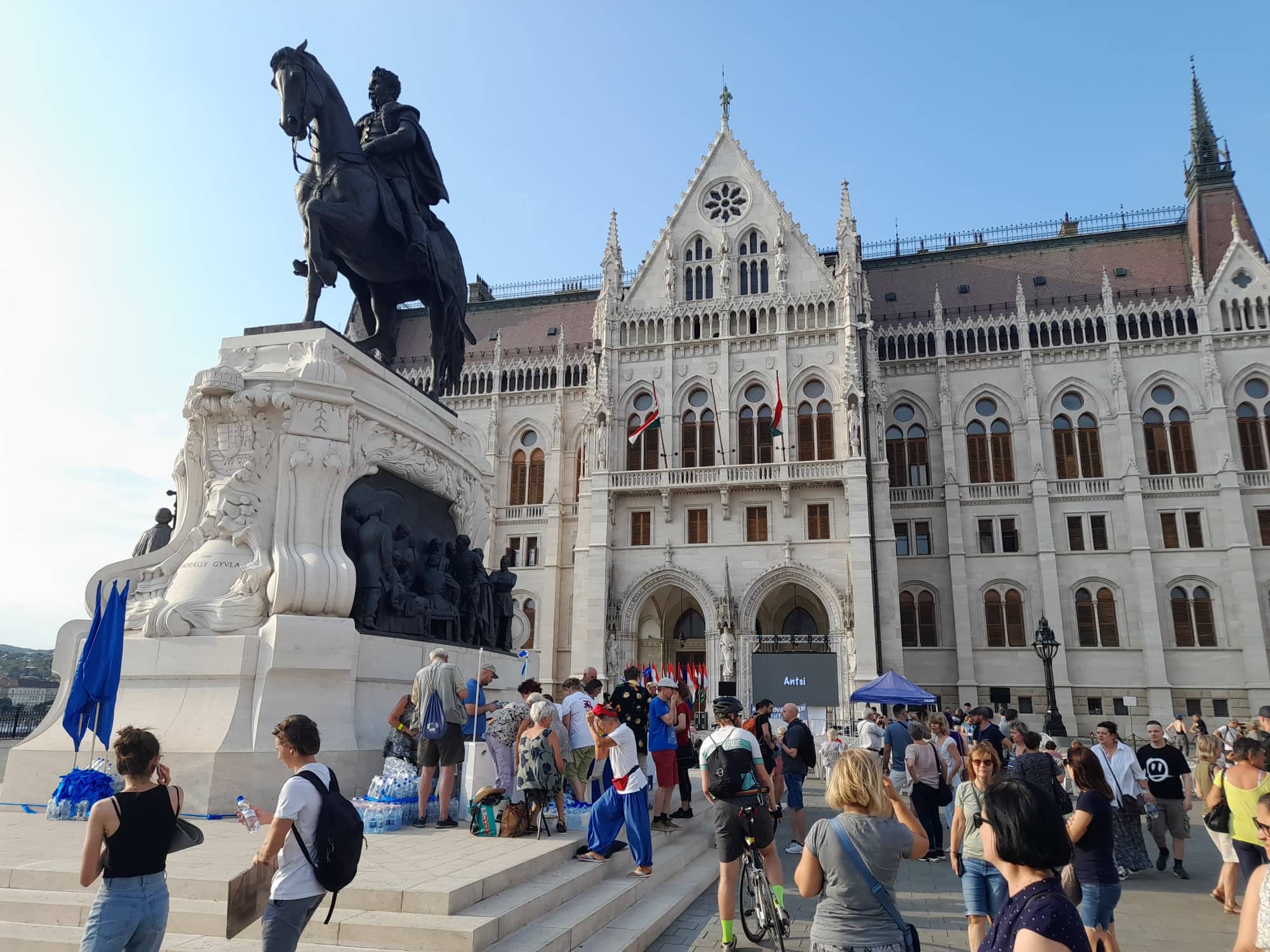 A Kossuth téren tüntettek az Orbán-kormány gazdaságpolitikája ellen 