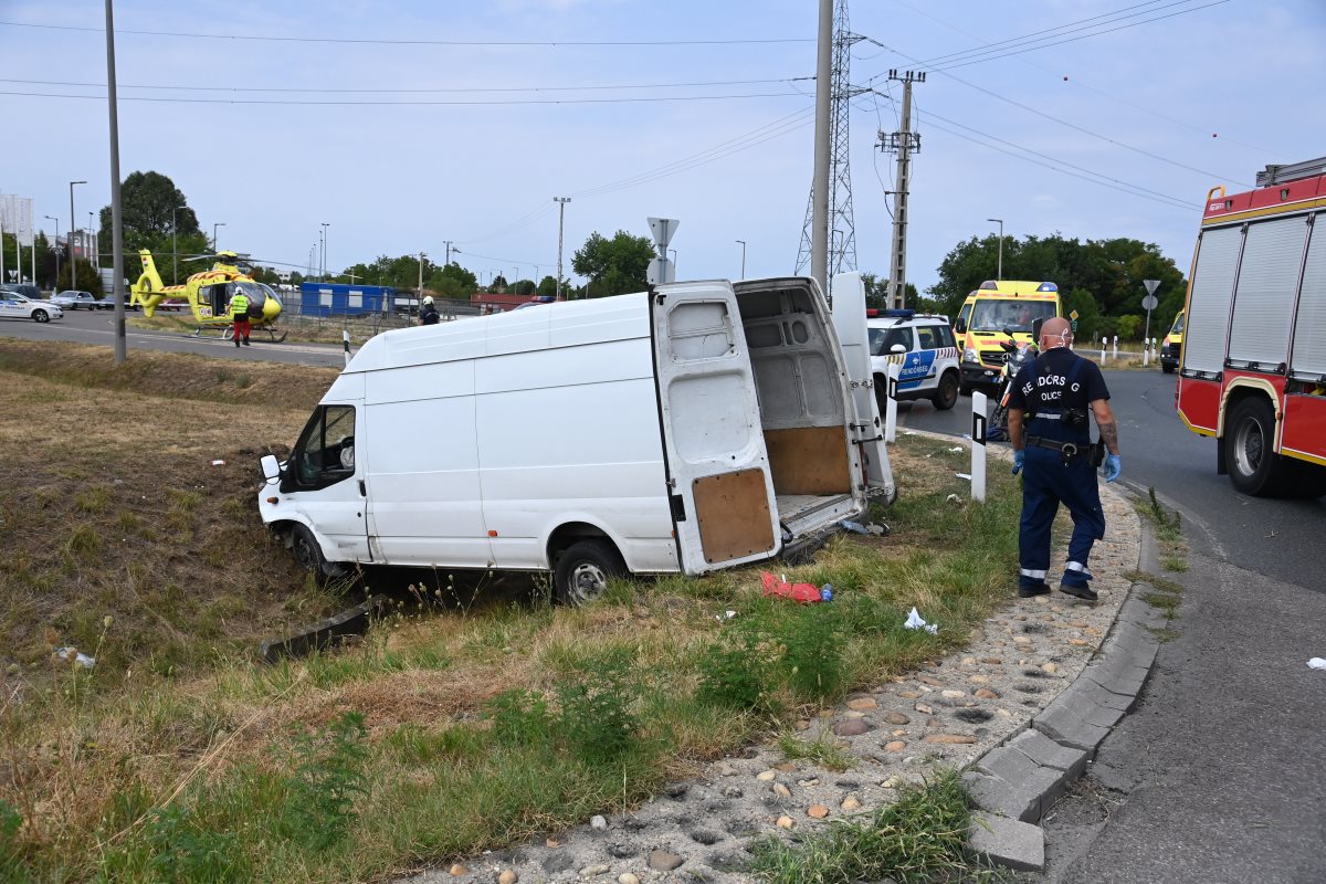 Rendőrök elől menekülő teherautó szenvedett balesetet, húsz illegális bevándorló megsérült