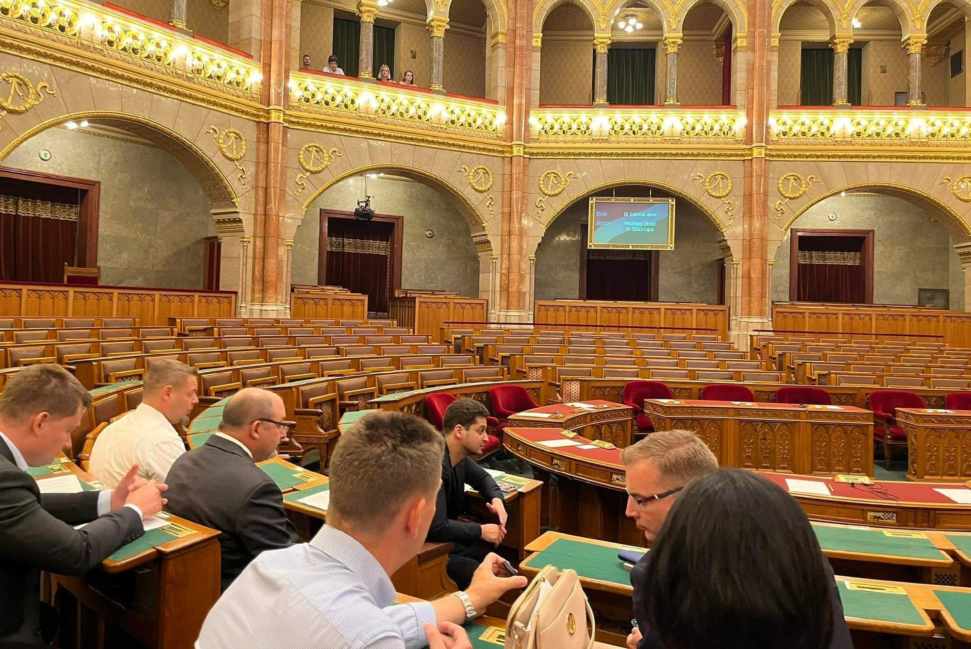 A Fidesz nem, de a Mi Hazánk elment a rendkívüli parlamenti ülésre