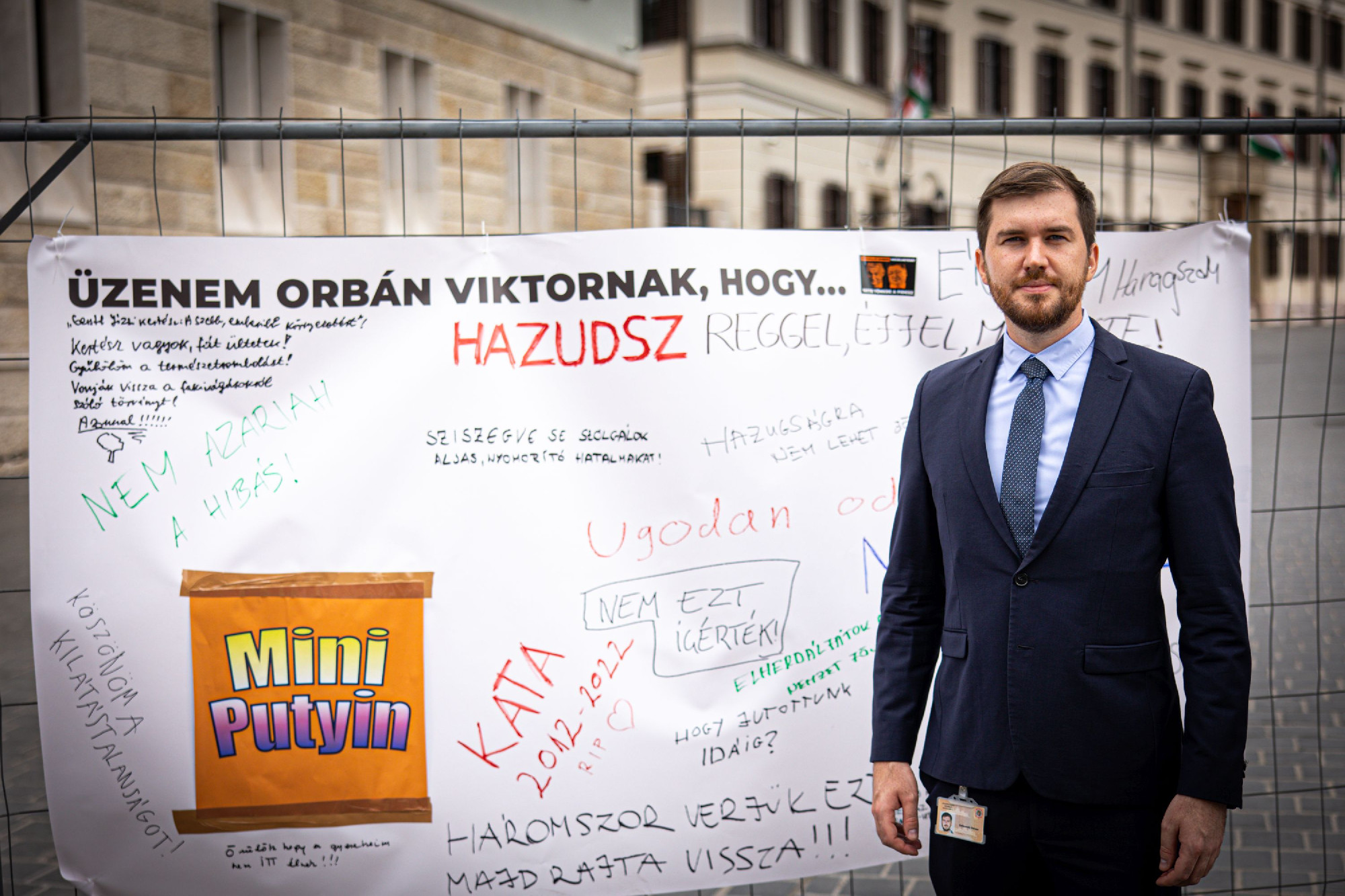 A Momentum Orbán Viktor hivatalánál akciózott