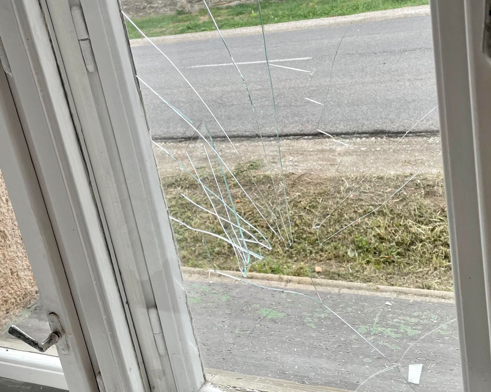 Kővel dobták be a mentők ablakát Borsodban