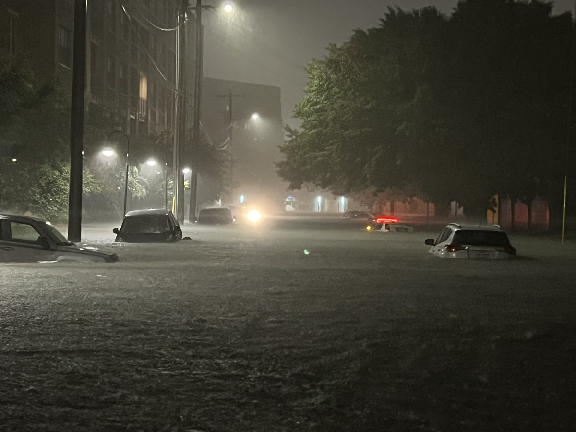 Helyenként 30 centiméternyi eső hullott Dallas környékén
