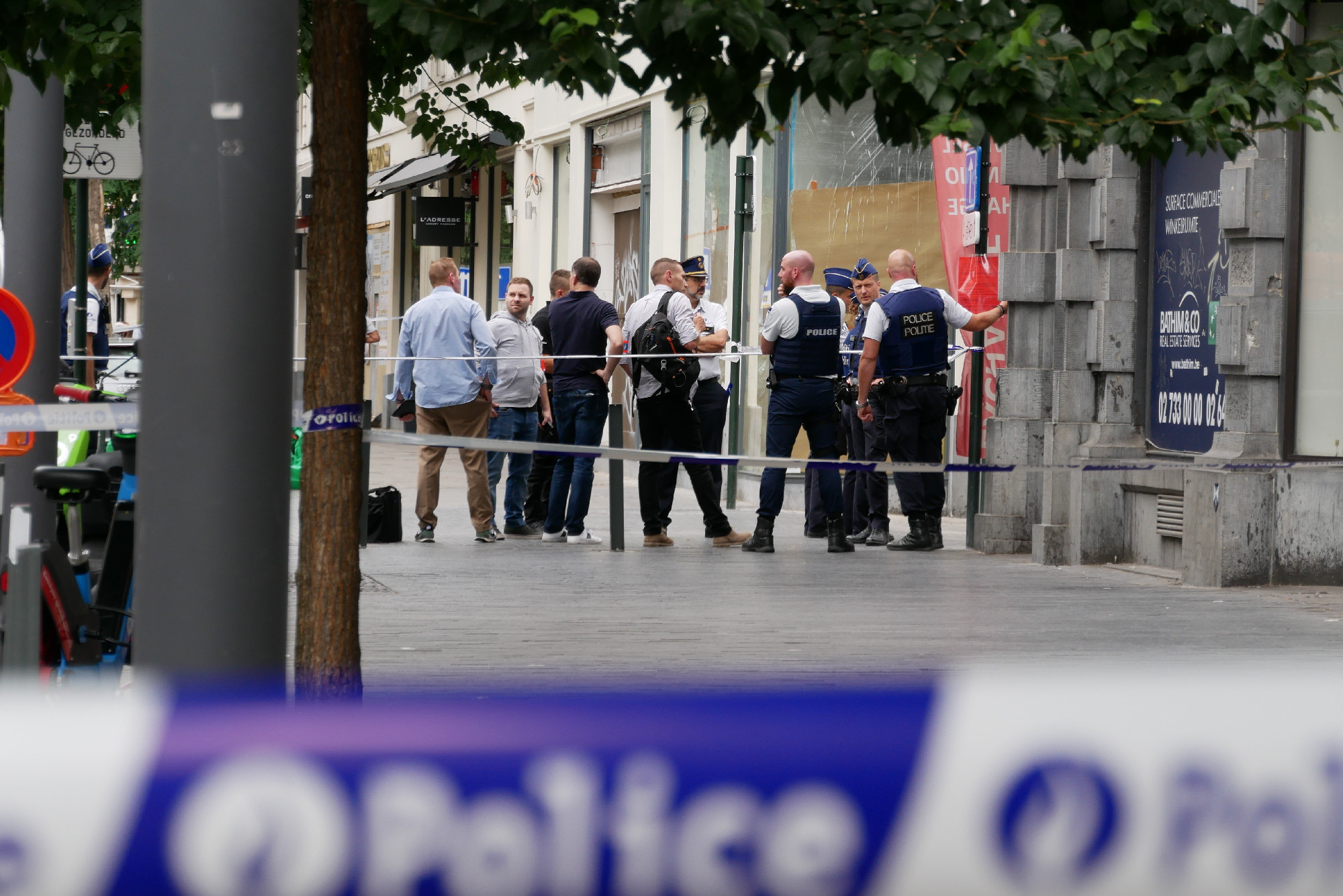 Egy furgon hajtott egy brüsszeli kávézó teraszába, többen megsérültek 