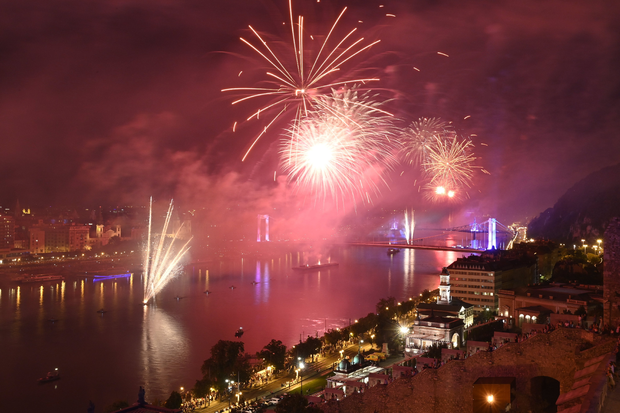 Sikeresen lezajlott a tűzijáték Budapesten. Képek!
