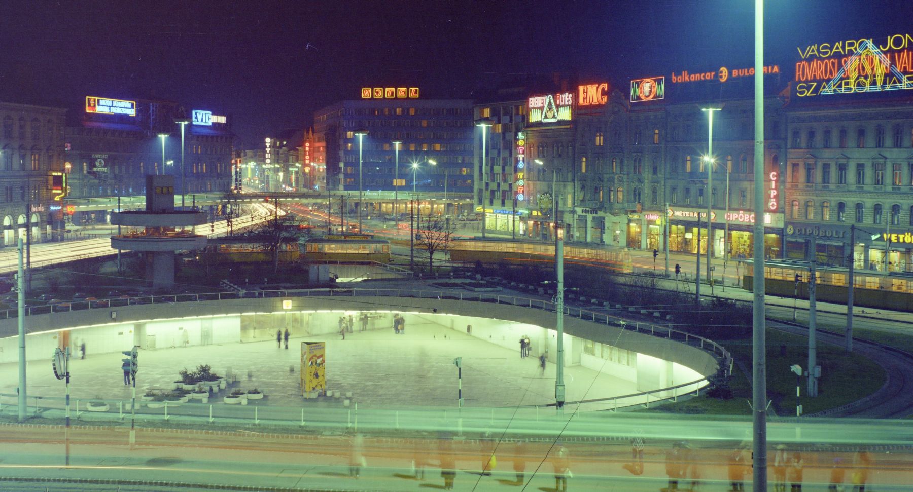 Keleti pályaudvar, 1974: amikor még művészi neonok világították be a pesti éjszakát