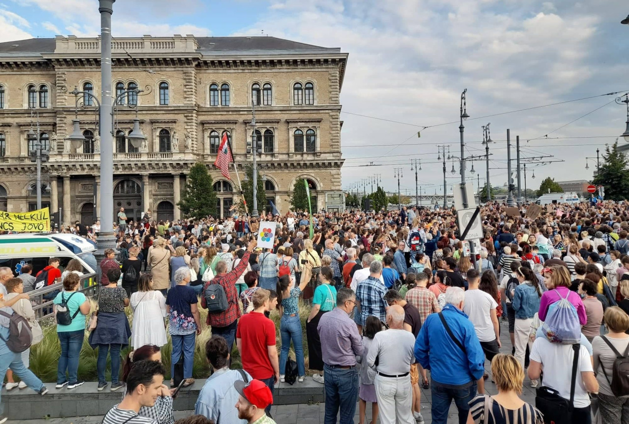 A diáktüntetés résztvevői a Fővám téren (Fotó: Magyar Hang/Ficsor Benedek)