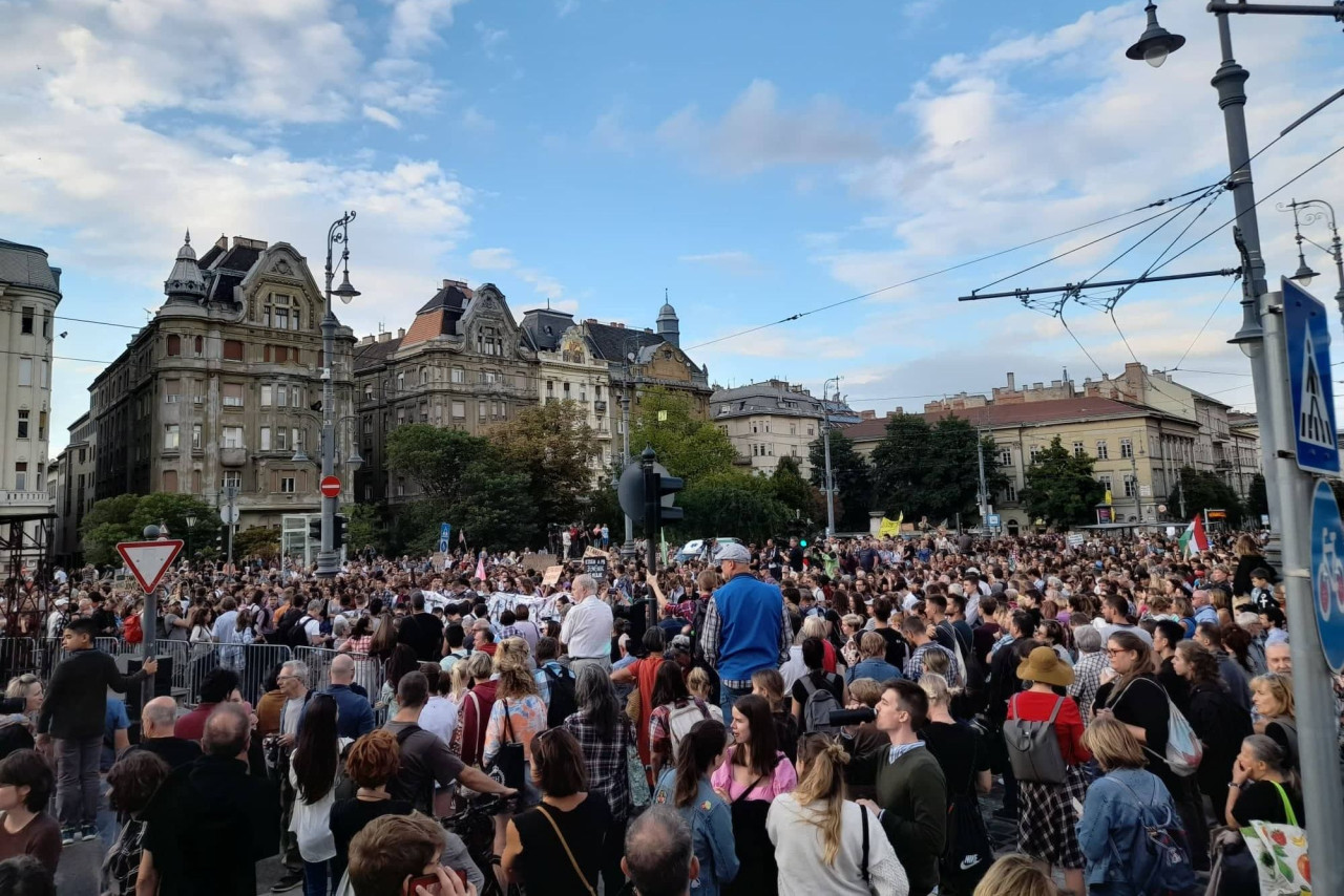 A diáktüntetés résztvevői a Fővám téren (Fotó: Magyar Hang/Ficsor Benedek)