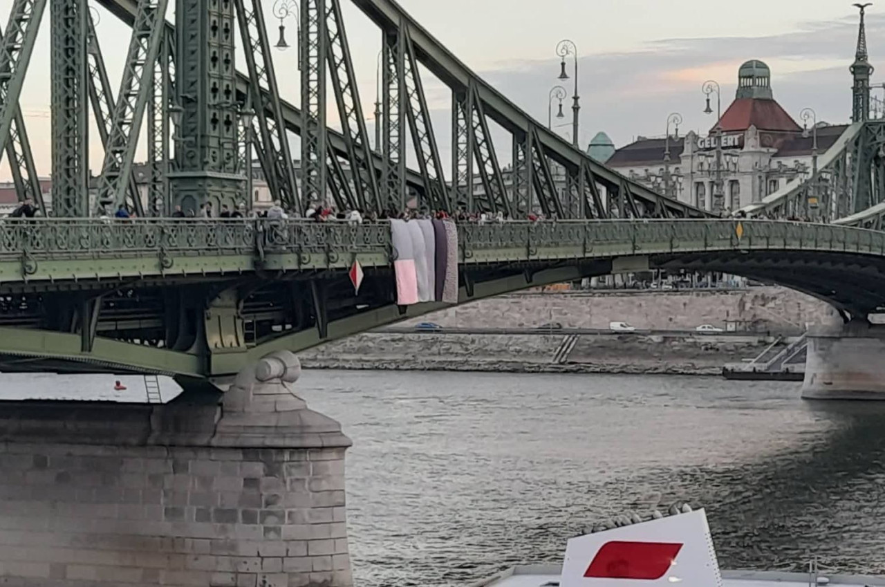 Kockás zászlót lógattak ki a diáktüntetés résztvevői a Szabadság hídra (Fotó: Magyar Hang/Ficsor Benedek)